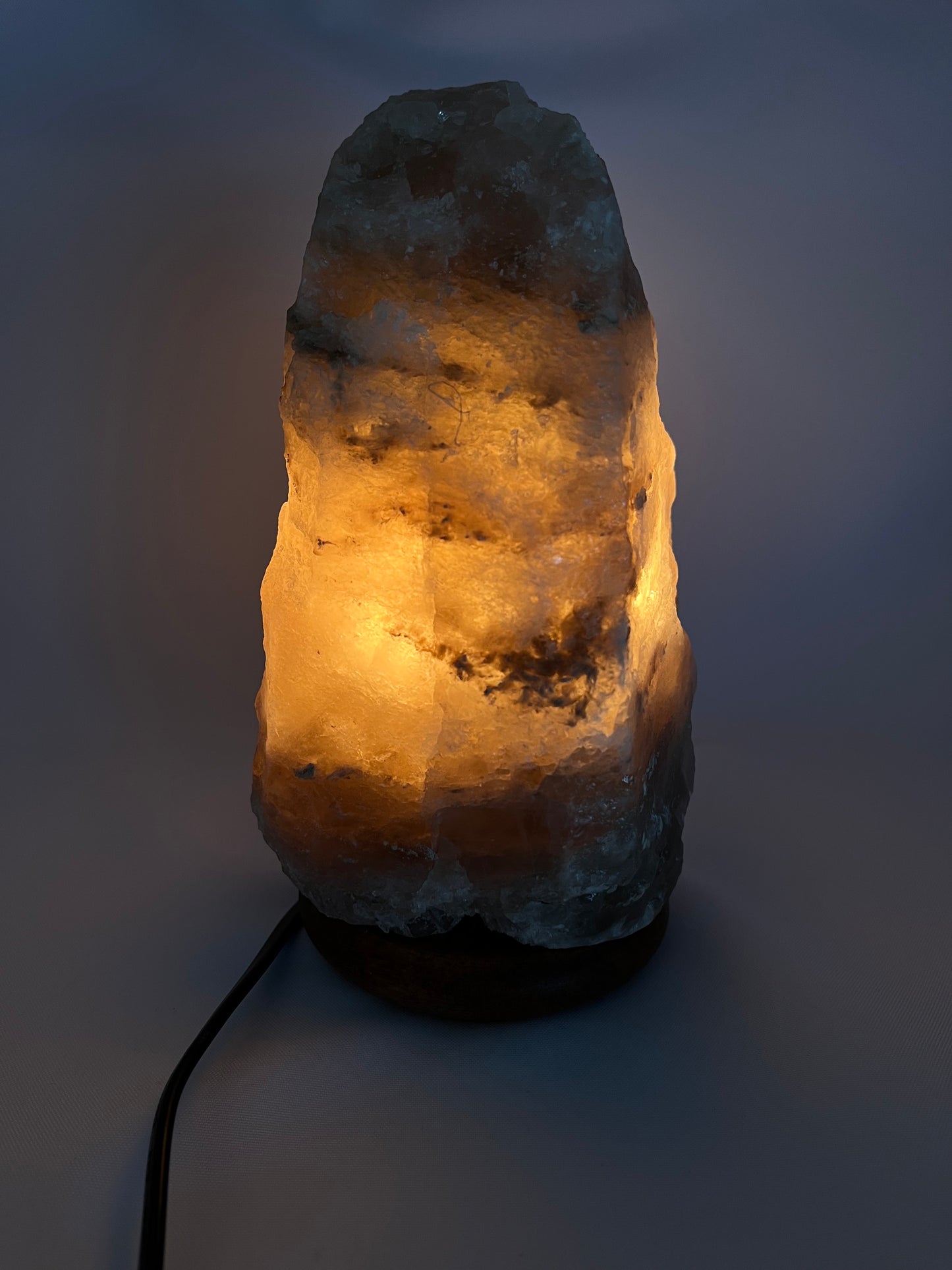 Salzkristall-Lampe grau