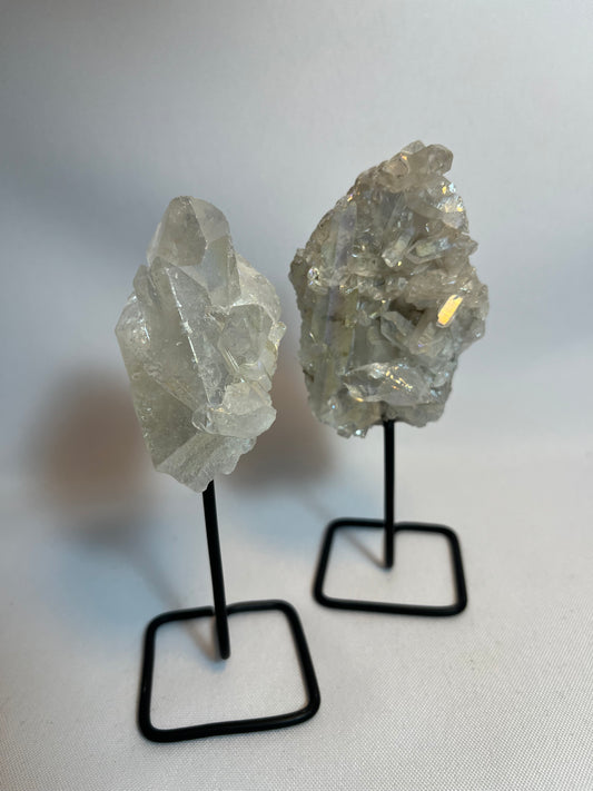 Bergkristall mit Aura auf Stand